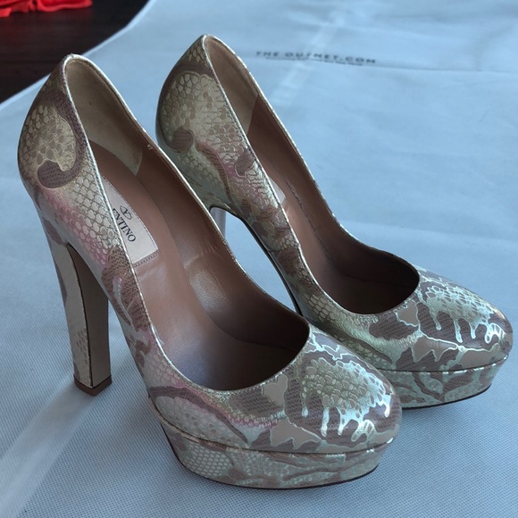 Valentino Shoes - Valentino gold and blush platform pumps Size 37